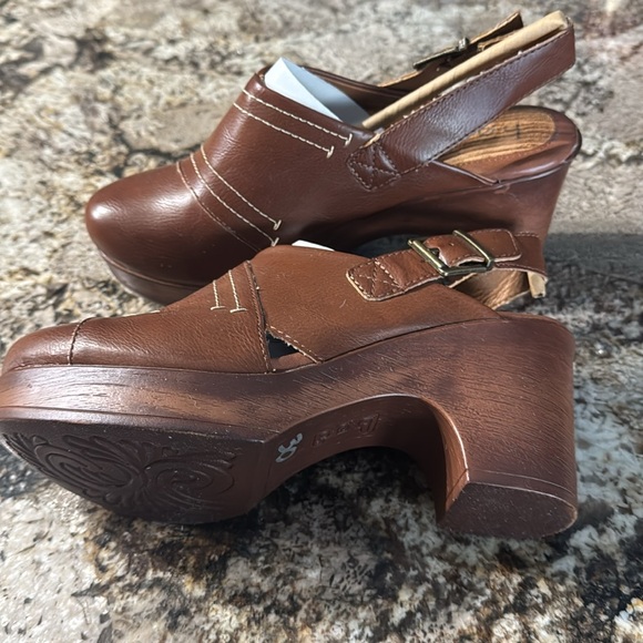 BOC tan shoes, size 9 M like new condition, worn once. - Picture 3 of 4